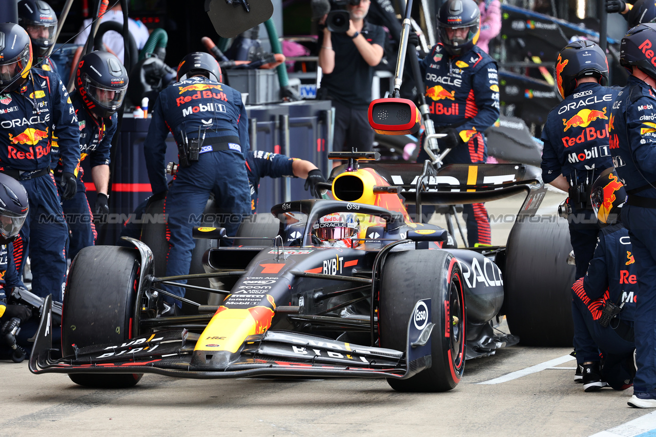 GP GRAN BRETAGNA, Max Verstappen (NLD) Red Bull Racing RB19 makes a pit stop.

09.07.2023. Formula 1 World Championship, Rd 11, British Grand Prix, Silverstone, England, Gara Day.

- www.xpbimages.com, EMail: requests@xpbimages.com © Copyright: Batchelor / XPB Images
