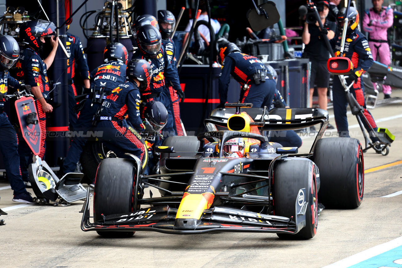 GP GRAN BRETAGNA, Max Verstappen (NLD) Red Bull Racing RB19 makes a pit stop.

09.07.2023. Formula 1 World Championship, Rd 11, British Grand Prix, Silverstone, England, Gara Day.

- www.xpbimages.com, EMail: requests@xpbimages.com © Copyright: Batchelor / XPB Images