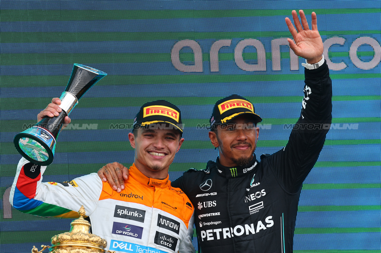 GP GRAN BRETAGNA, Lando Norris (GBR) McLaren e Lewis Hamilton (GBR) Mercedes AMG F1.
09.07.2023. Formula 1 World Championship, Rd 11, British Grand Prix, Silverstone, England, Gara Day.
- www.xpbimages.com, EMail: requests@xpbimages.com © Copyright: Batchelor / XPB Images