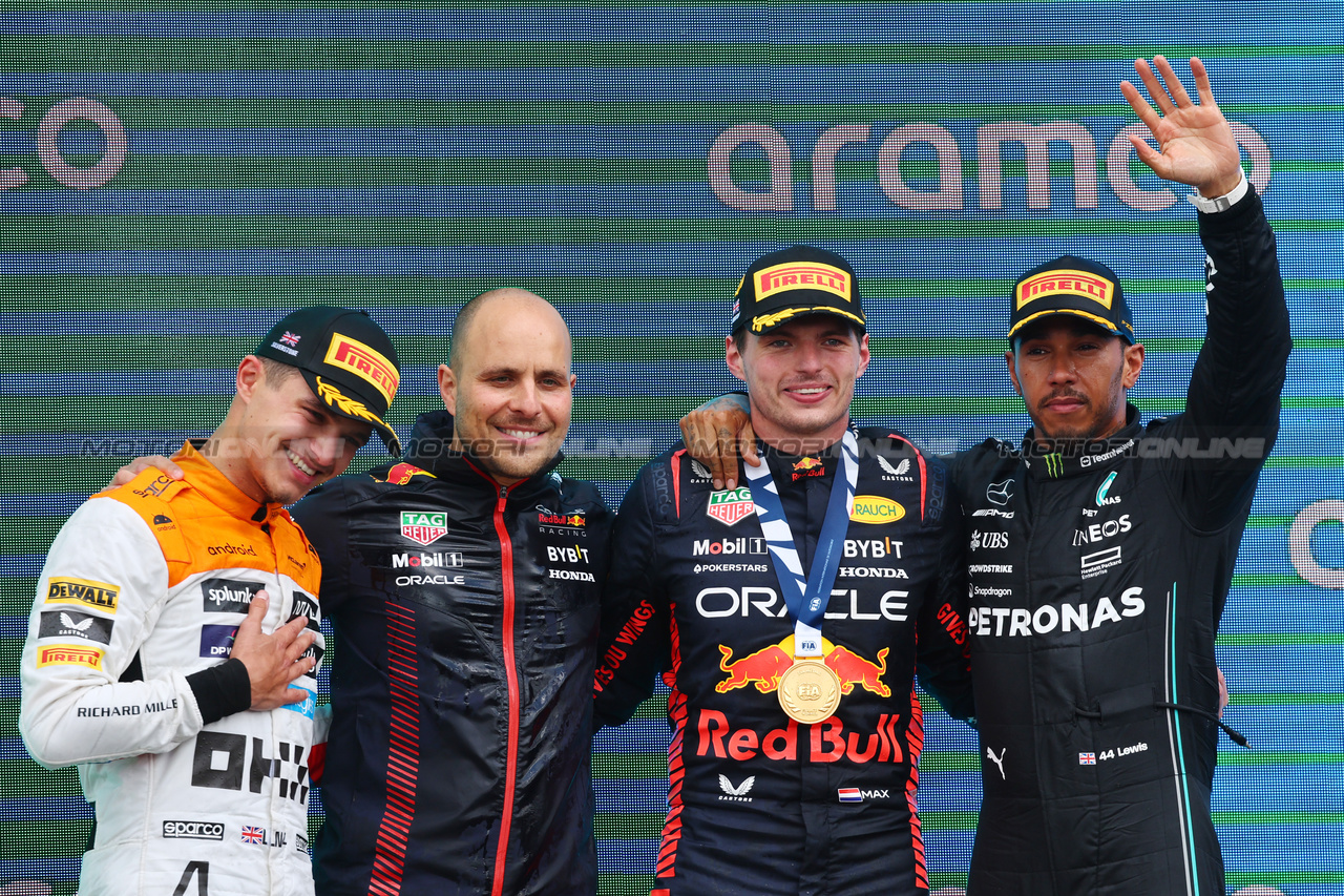 GP GRAN BRETAGNA, 1st place Max Verstappen (NLD) Red Bull Racing RB19 with Gianpiero Lambiase (ITA) Red Bull Racing Engineer , 2nd place Lando Norris (GBR) McLaren MCL60 e 3rd place Lewis Hamilton (GBR) Mercedes AMG F1 W14.
09.07.2023. Formula 1 World Championship, Rd 11, British Grand Prix, Silverstone, England, Gara Day.
- www.xpbimages.com, EMail: requests@xpbimages.com © Copyright: Batchelor / XPB Images
09.07.2023. Formula 1 World Championship, Rd 11, British Grand Prix, Silverstone, England, Gara Day.
- www.xpbimages.com, EMail: requests@xpbimages.com © Copyright: Batchelor / XPB Images