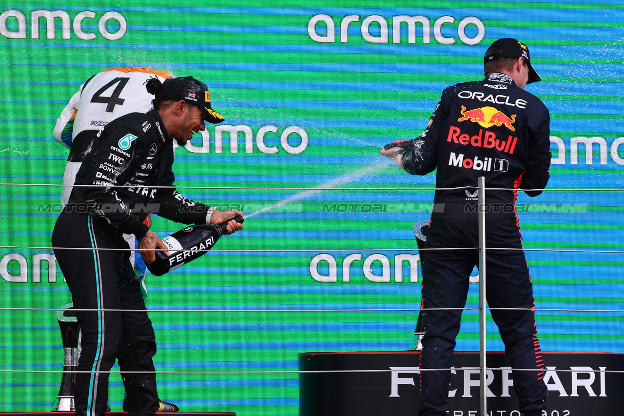 GP GRAN BRETAGNA, Lewis Hamilton (GBR) Mercedes AMG F1 with Max Verstappen (NLD) Red Bull Racing.
09.07.2023. Formula 1 World Championship, Rd 11, British Grand Prix, Silverstone, England, Gara Day.
- www.xpbimages.com, EMail: requests@xpbimages.com © Copyright: Batchelor / XPB Images