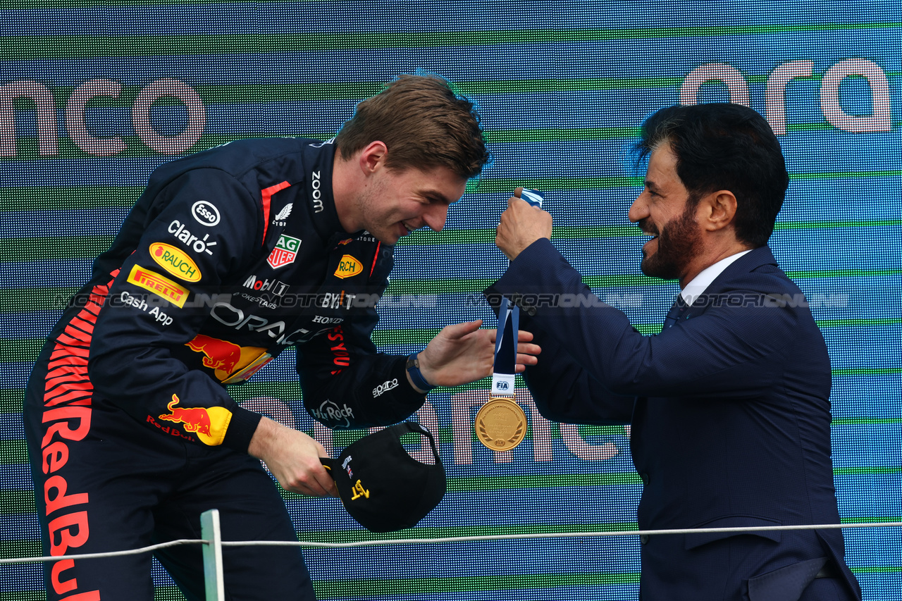 GP GRAN BRETAGNA, Max Verstappen (NLD) Red Bull Racing RB19 with Mohammed Bin Sulayem (UAE) FIA President.
09.07.2023. Formula 1 World Championship, Rd 11, British Grand Prix, Silverstone, England, Gara Day.
- www.xpbimages.com, EMail: requests@xpbimages.com © Copyright: Batchelor / XPB Images