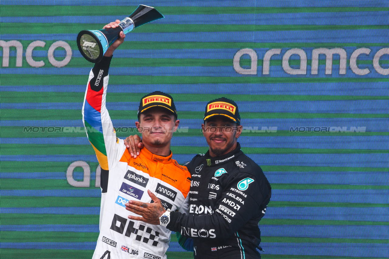 GP GRAN BRETAGNA, Lando Norris (GBR), McLaren F1 Team e Lewis Hamilton (GBR), Mercedes AMG F1  
09.07.2023. Formula 1 World Championship, Rd 11, British Grand Prix, Silverstone, England, Gara Day.
- www.xpbimages.com, EMail: requests@xpbimages.com © Copyright: Charniaux / XPB Images