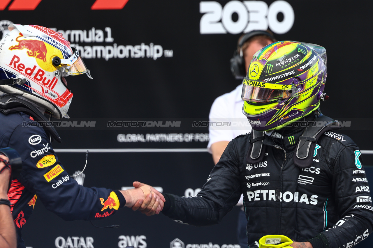 GP GRAN BRETAGNA, Max Verstappen (NLD), Red Bull Racing e Lewis Hamilton (GBR), Mercedes AMG F1  
09.07.2023. Formula 1 World Championship, Rd 11, British Grand Prix, Silverstone, England, Gara Day.
- www.xpbimages.com, EMail: requests@xpbimages.com © Copyright: Charniaux / XPB Images