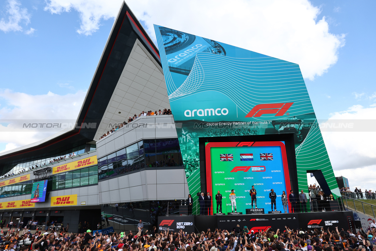 GP GRAN BRETAGNA, 
1st place Max Verstappen (NLD) Red Bull Racing RB19 with Gianpiero Lambiase (ITA) Red Bull Racing Engineer , 2nd place Lando Norris (GBR) McLaren MCL60 e 3rd place Lewis Hamilton (GBR) Mercedes AMG F1 W14. 09.07.2023. Formula 1 World Championship, Rd 11, British Grand Prix, Silverstone, England, Gara Day. - www.xpbimages.com, EMail: requests@xpbimages.com © Copyright: Batchelor / XPB Images