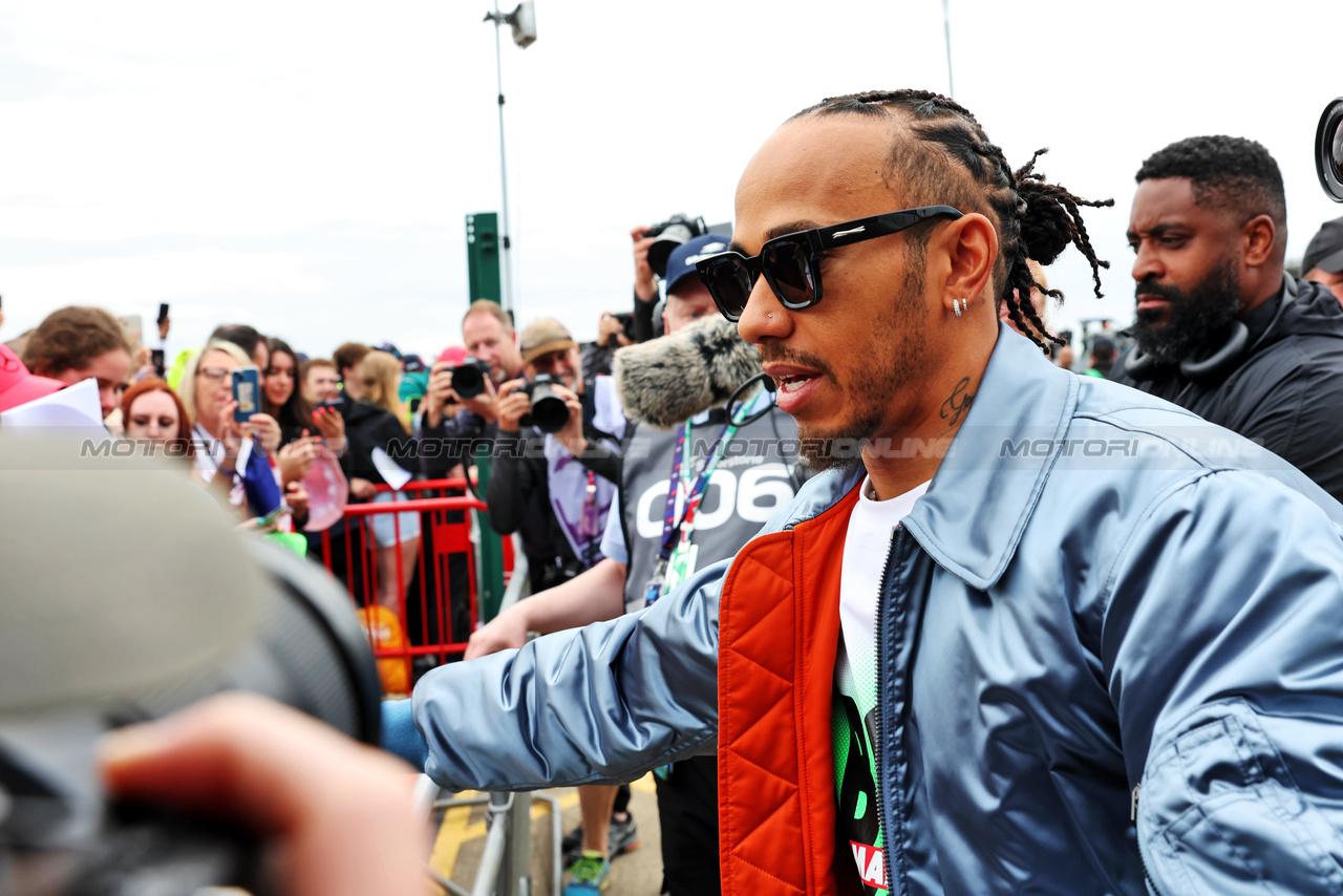 GP GRAN BRETAGNA, Lewis Hamilton (GBR) Mercedes AMG F1 with fans.

09.07.2023. Formula 1 World Championship, Rd 11, British Grand Prix, Silverstone, England, Gara Day.

 - www.xpbimages.com, EMail: requests@xpbimages.com © Copyright: Rew / XPB Images