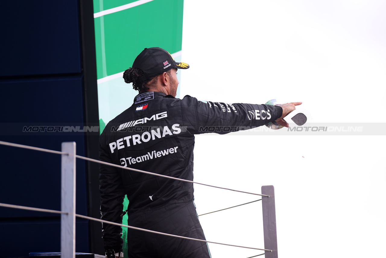 GP GRAN BRETAGNA, Lewis Hamilton (GBR) Mercedes AMG F1 celebrates his third position on the podium.

09.07.2023. Formula 1 World Championship, Rd 11, British Grand Prix, Silverstone, England, Gara Day.

- www.xpbimages.com, EMail: requests@xpbimages.com © Copyright: Staley / XPB Images
