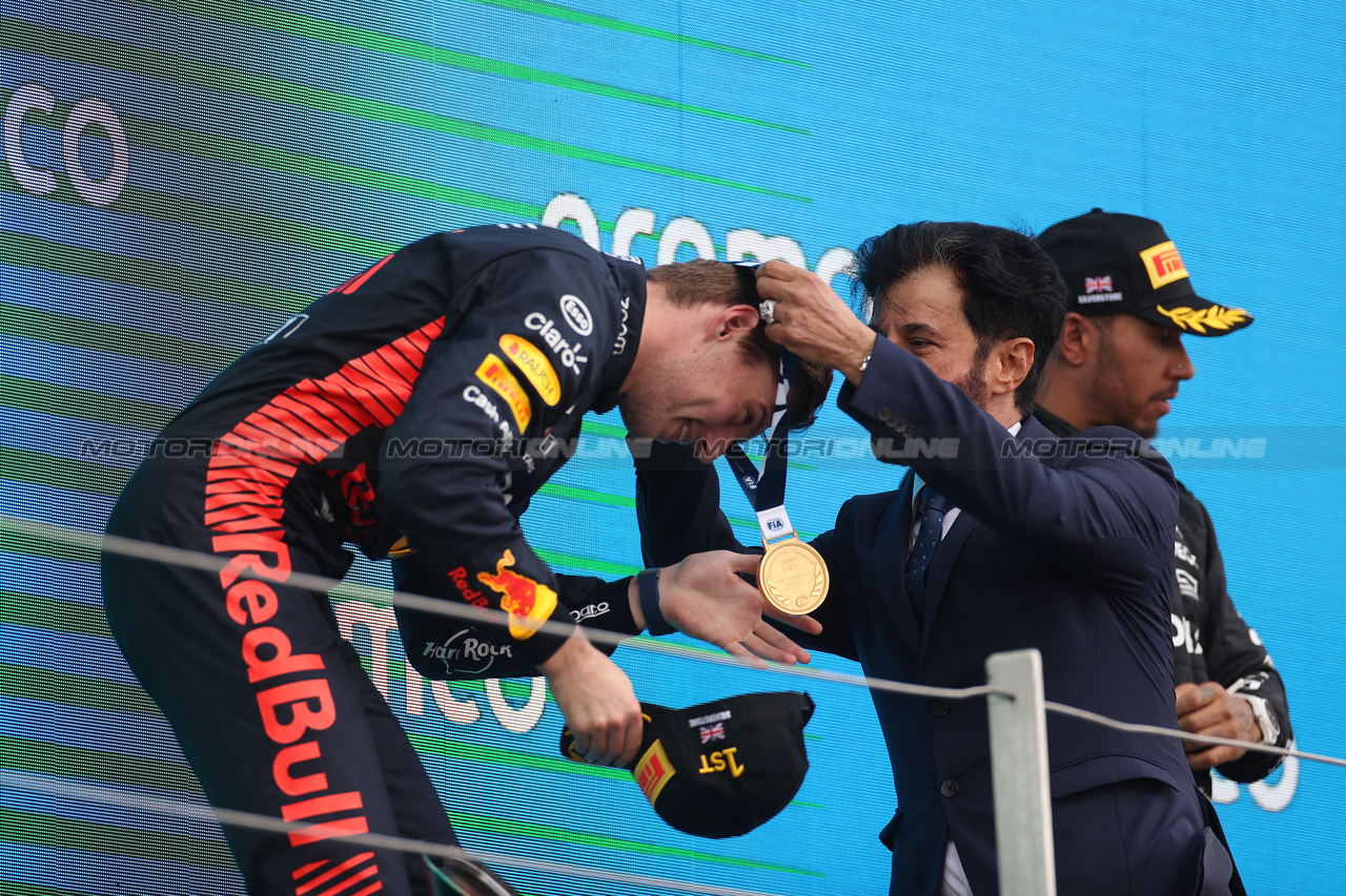 GP GRAN BRETAGNA, Gara winner Max Verstappen (NLD) Red Bull Racing celebrates on the podium with Mohammed Bin Sulayem (UAE) FIA President.

09.07.2023. Formula 1 World Championship, Rd 11, British Grand Prix, Silverstone, England, Gara Day.

- www.xpbimages.com, EMail: requests@xpbimages.com © Copyright: Staley / XPB Images