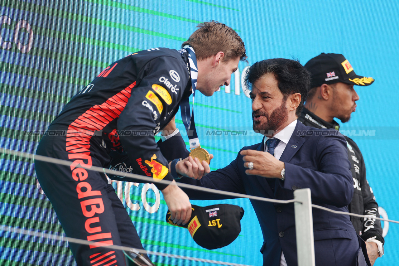 GP GRAN BRETAGNA, Gara winner Max Verstappen (NLD) Red Bull Racing celebrates on the podium with Mohammed Bin Sulayem (UAE) FIA President.

09.07.2023. Formula 1 World Championship, Rd 11, British Grand Prix, Silverstone, England, Gara Day.

- www.xpbimages.com, EMail: requests@xpbimages.com © Copyright: Staley / XPB Images