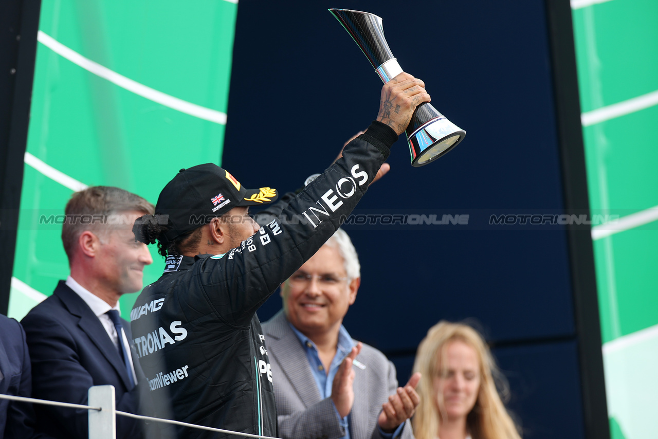 GP GRAN BRETAGNA, Lewis Hamilton (GBR) Mercedes AMG F1 celebrates his third position on the podium.

09.07.2023. Formula 1 World Championship, Rd 11, British Grand Prix, Silverstone, England, Gara Day.

- www.xpbimages.com, EMail: requests@xpbimages.com © Copyright: Staley / XPB Images