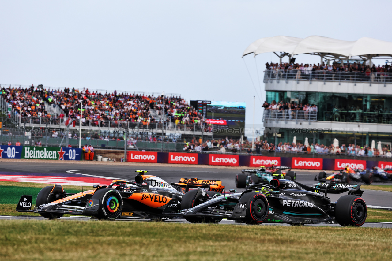 GP GRAN BRETAGNA, Lando Norris (GBR) McLaren MCL60 e Lewis Hamilton (GBR) Mercedes AMG F1 W14 battle for position.

09.07.2023. Formula 1 World Championship, Rd 11, British Grand Prix, Silverstone, England, Gara Day.

- www.xpbimages.com, EMail: requests@xpbimages.com © Copyright: Bearne / XPB Images