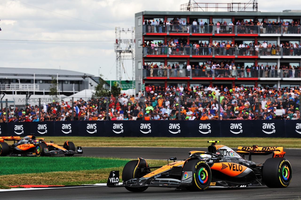 GP GRAN BRETAGNA, Lando Norris (GBR) McLaren MCL60.

09.07.2023. Formula 1 World Championship, Rd 11, British Grand Prix, Silverstone, England, Gara Day.

- www.xpbimages.com, EMail: requests@xpbimages.com © Copyright: Bearne / XPB Images