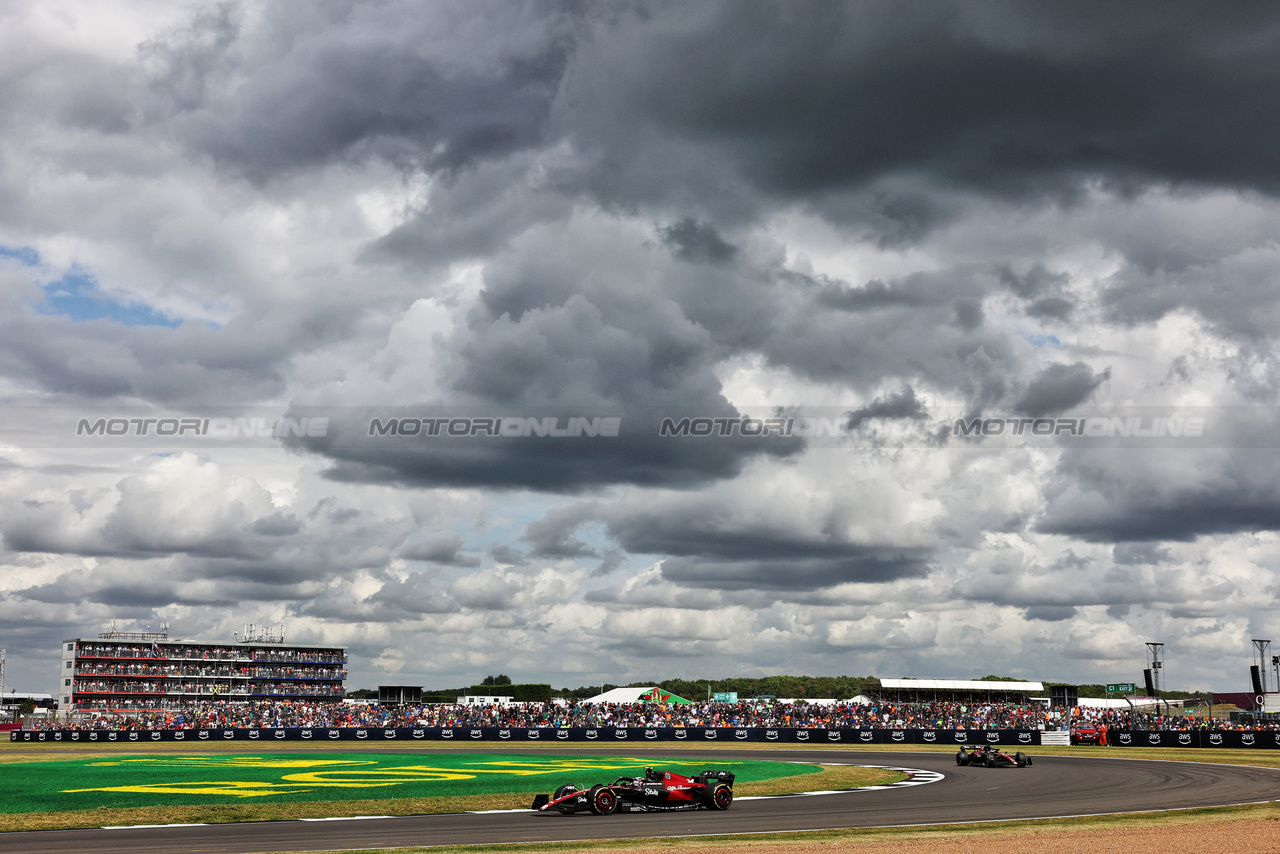 GP GRAN BRETAGNA, Zhou Guanyu (CHN) Alfa Romeo F1 Team C43.

09.07.2023. Formula 1 World Championship, Rd 11, British Grand Prix, Silverstone, England, Gara Day.

- www.xpbimages.com, EMail: requests@xpbimages.com © Copyright: Bearne / XPB Images