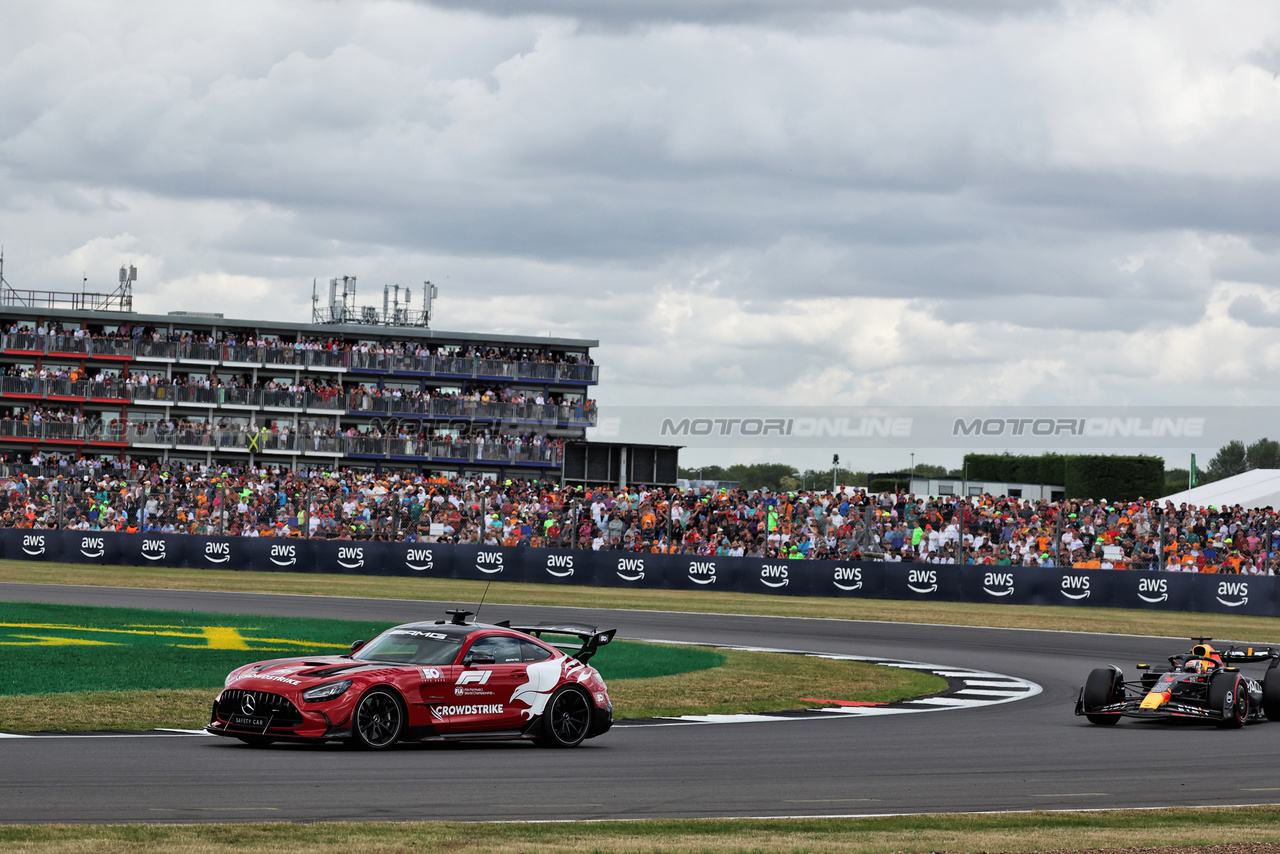 GP GRAN BRETAGNA, Max Verstappen (NLD) Red Bull Racing RB19 davanti a behind the Mercedes AMG FIA Safety Car.

09.07.2023. Formula 1 World Championship, Rd 11, British Grand Prix, Silverstone, England, Gara Day.

- www.xpbimages.com, EMail: requests@xpbimages.com © Copyright: Bearne / XPB Images