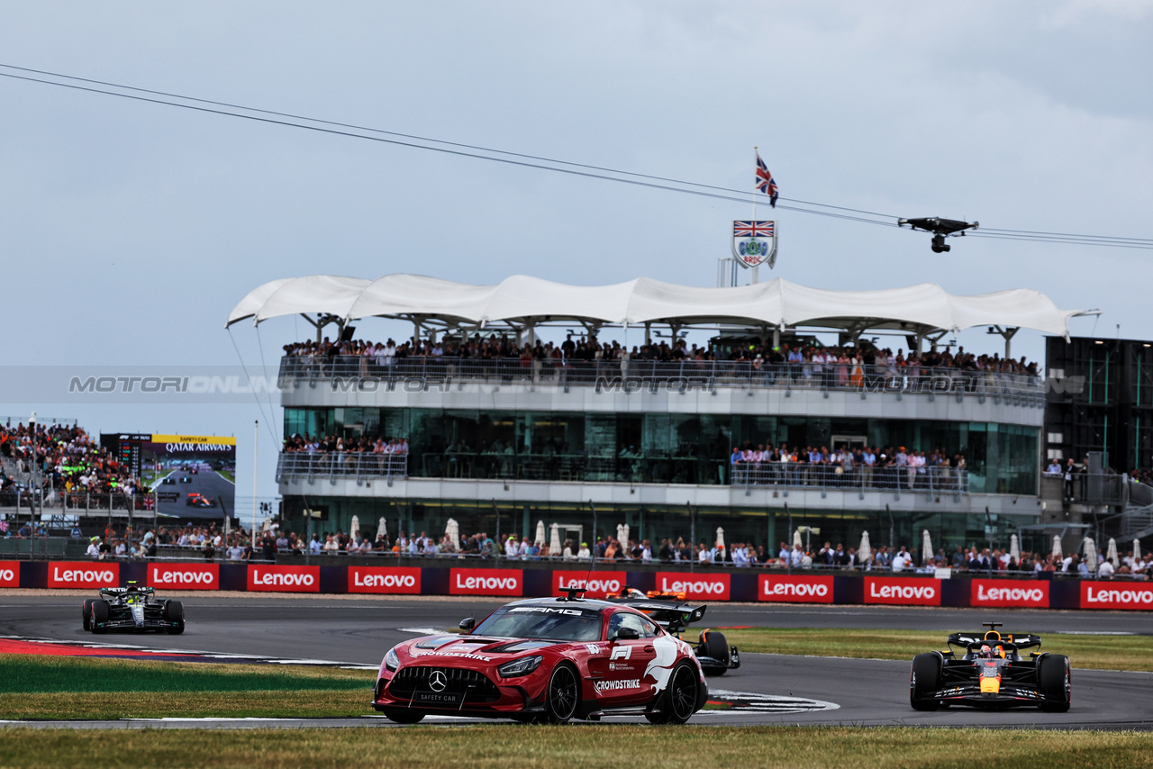 GP GRAN BRETAGNA, Max Verstappen (NLD) Red Bull Racing RB19 davanti a behind the Mercedes AMG FIA Safety Car.

09.07.2023. Formula 1 World Championship, Rd 11, British Grand Prix, Silverstone, England, Gara Day.

- www.xpbimages.com, EMail: requests@xpbimages.com © Copyright: Bearne / XPB Images