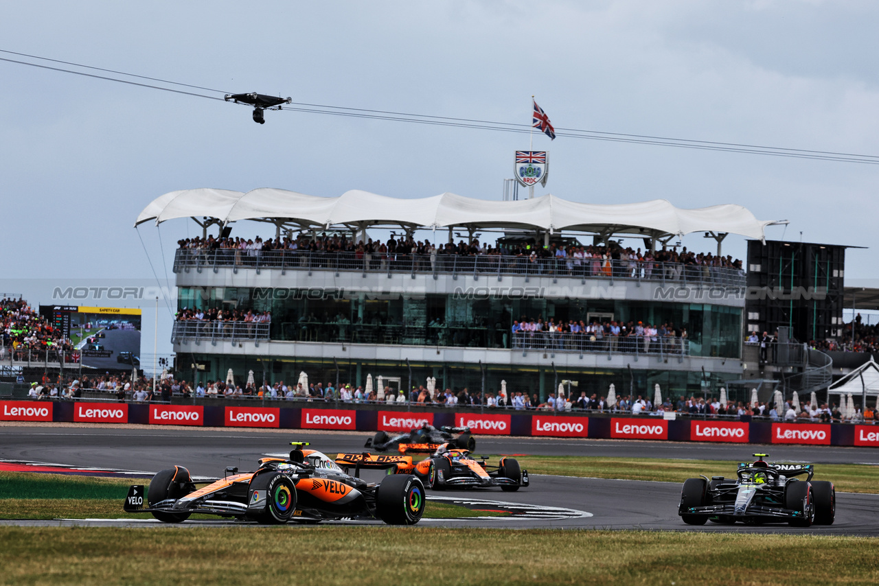 GP GRAN BRETAGNA, Lando Norris (GBR) McLaren MCL60.

09.07.2023. Formula 1 World Championship, Rd 11, British Grand Prix, Silverstone, England, Gara Day.

- www.xpbimages.com, EMail: requests@xpbimages.com © Copyright: Bearne / XPB Images