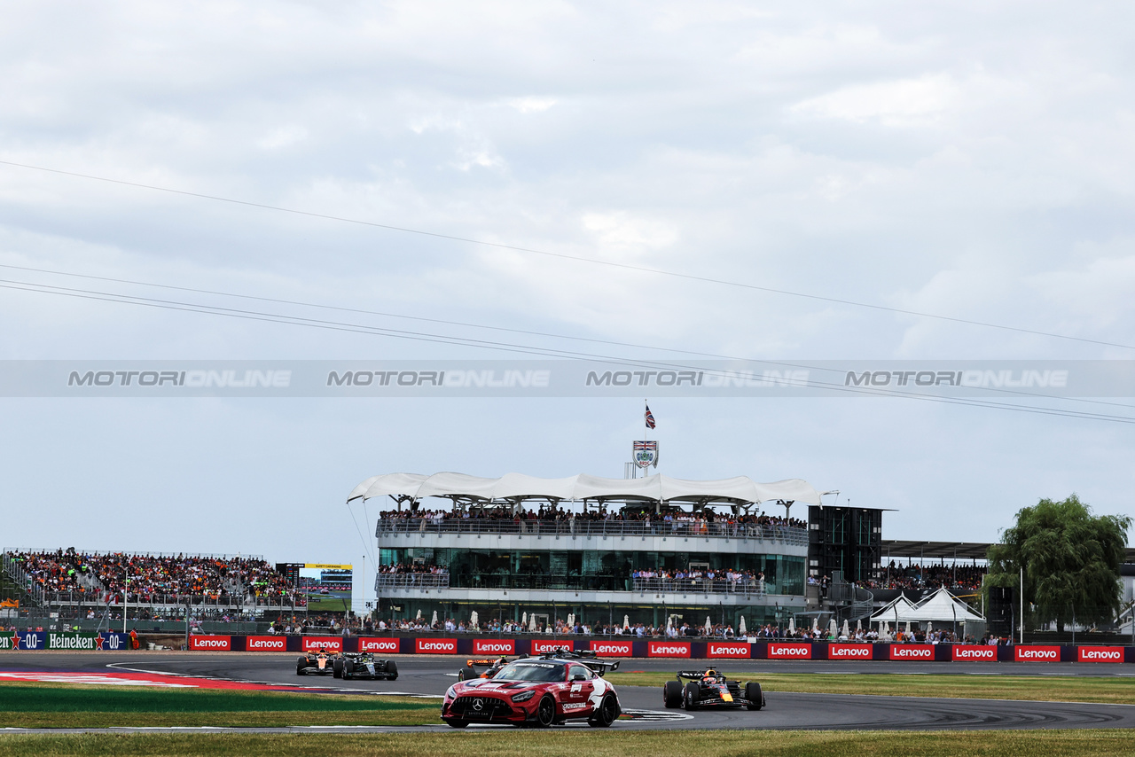 GP GRAN BRETAGNA, Max Verstappen (NLD) Red Bull Racing RB19 davanti a behind the Mercedes AMG FIA Safety Car.

09.07.2023. Formula 1 World Championship, Rd 11, British Grand Prix, Silverstone, England, Gara Day.

- www.xpbimages.com, EMail: requests@xpbimages.com © Copyright: Bearne / XPB Images