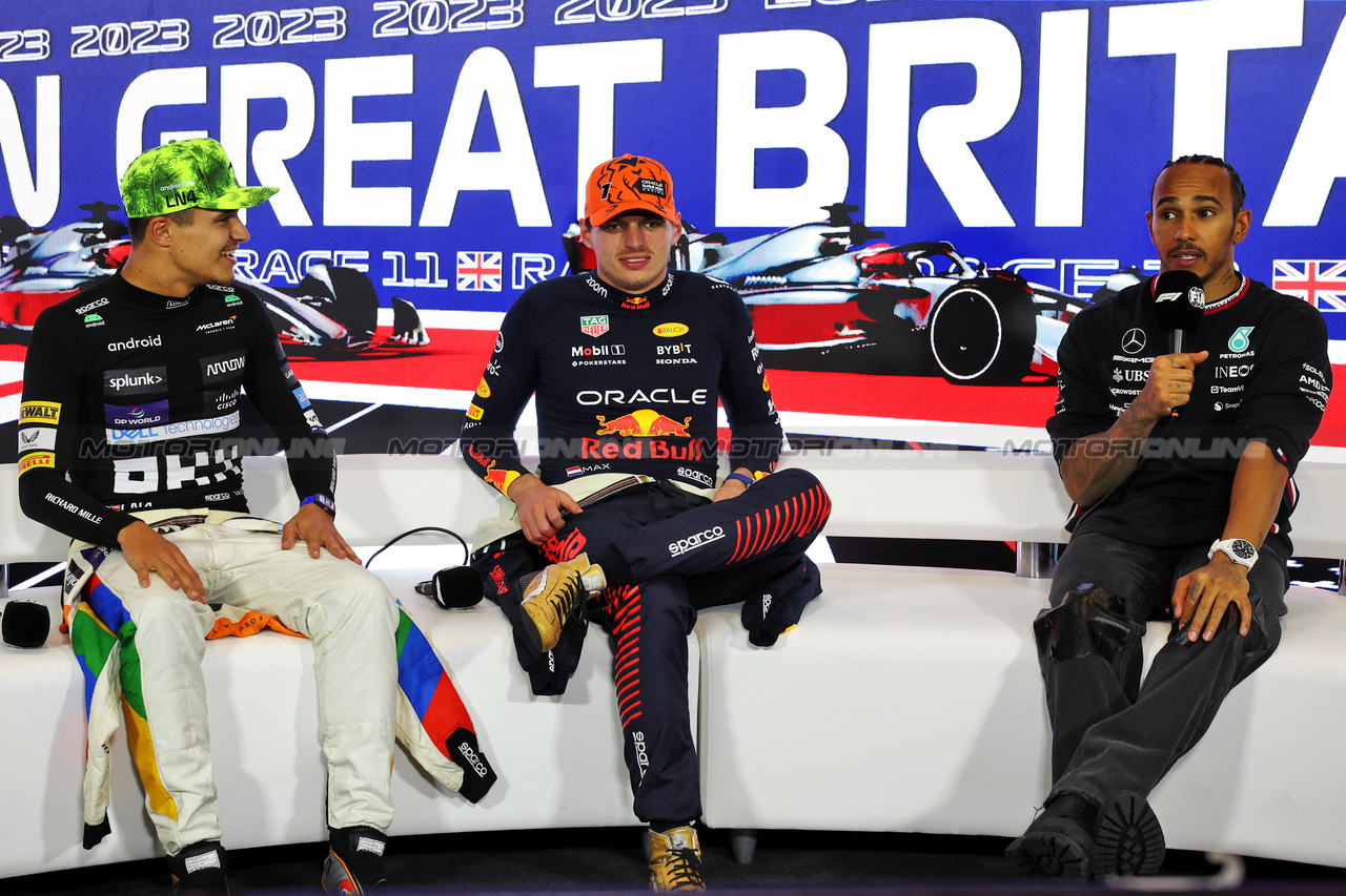 GP GRAN BRETAGNA, (L to R): Lando Norris (GBR) McLaren; Max Verstappen (NLD) Red Bull Racing; e Lewis Hamilton (GBR) Mercedes AMG F1, in the post race FIA Press Conference.

09.07.2023. Formula 1 World Championship, Rd 11, British Grand Prix, Silverstone, England, Gara Day.

- www.xpbimages.com, EMail: requests@xpbimages.com © Copyright: Bearne / XPB Images
