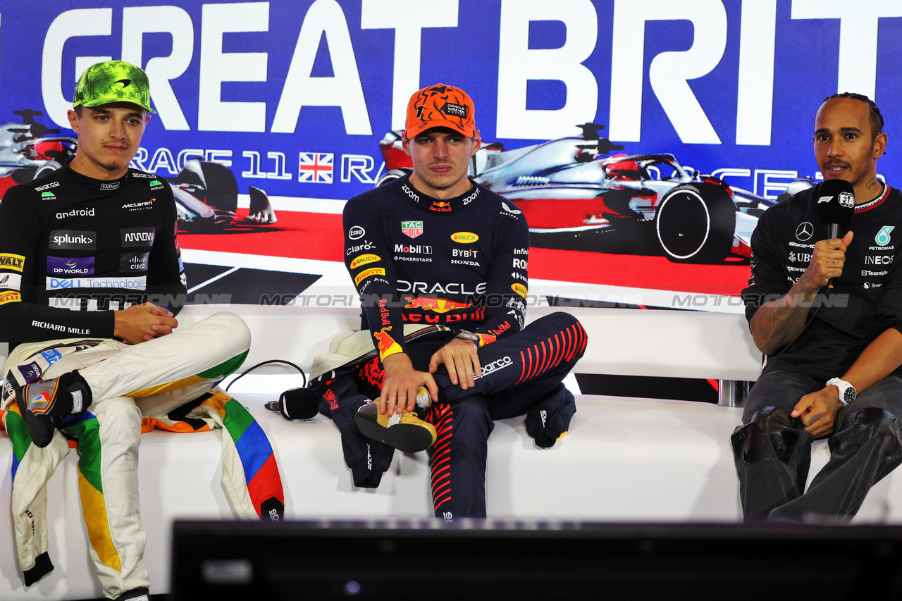 GP GRAN BRETAGNA, (L to R): Lando Norris (GBR) McLaren; Max Verstappen (NLD) Red Bull Racing; e Lewis Hamilton (GBR) Mercedes AMG F1, in the post race FIA Press Conference.

09.07.2023. Formula 1 World Championship, Rd 11, British Grand Prix, Silverstone, England, Gara Day.

- www.xpbimages.com, EMail: requests@xpbimages.com © Copyright: Bearne / XPB Images