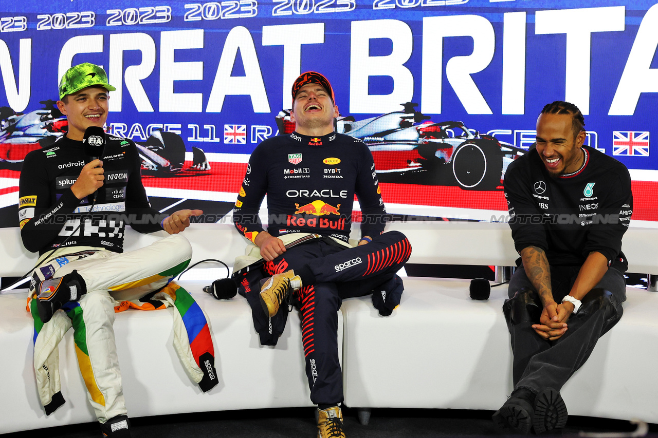 GP GRAN BRETAGNA, (L to R): Lando Norris (GBR) McLaren; Max Verstappen (NLD) Red Bull Racing; e Lewis Hamilton (GBR) Mercedes AMG F1, in the post race FIA Press Conference.

09.07.2023. Formula 1 World Championship, Rd 11, British Grand Prix, Silverstone, England, Gara Day.

- www.xpbimages.com, EMail: requests@xpbimages.com © Copyright: Bearne / XPB Images
