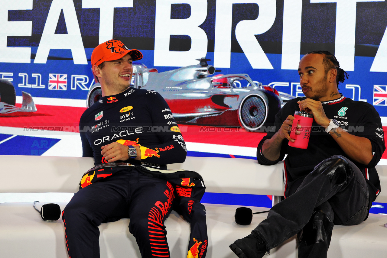 GP GRAN BRETAGNA, (L to R): Max Verstappen (NLD) Red Bull Racing e Lewis Hamilton (GBR) Mercedes AMG F1 in the post race FIA Press Conference.

09.07.2023. Formula 1 World Championship, Rd 11, British Grand Prix, Silverstone, England, Gara Day.

- www.xpbimages.com, EMail: requests@xpbimages.com © Copyright: Bearne / XPB Images