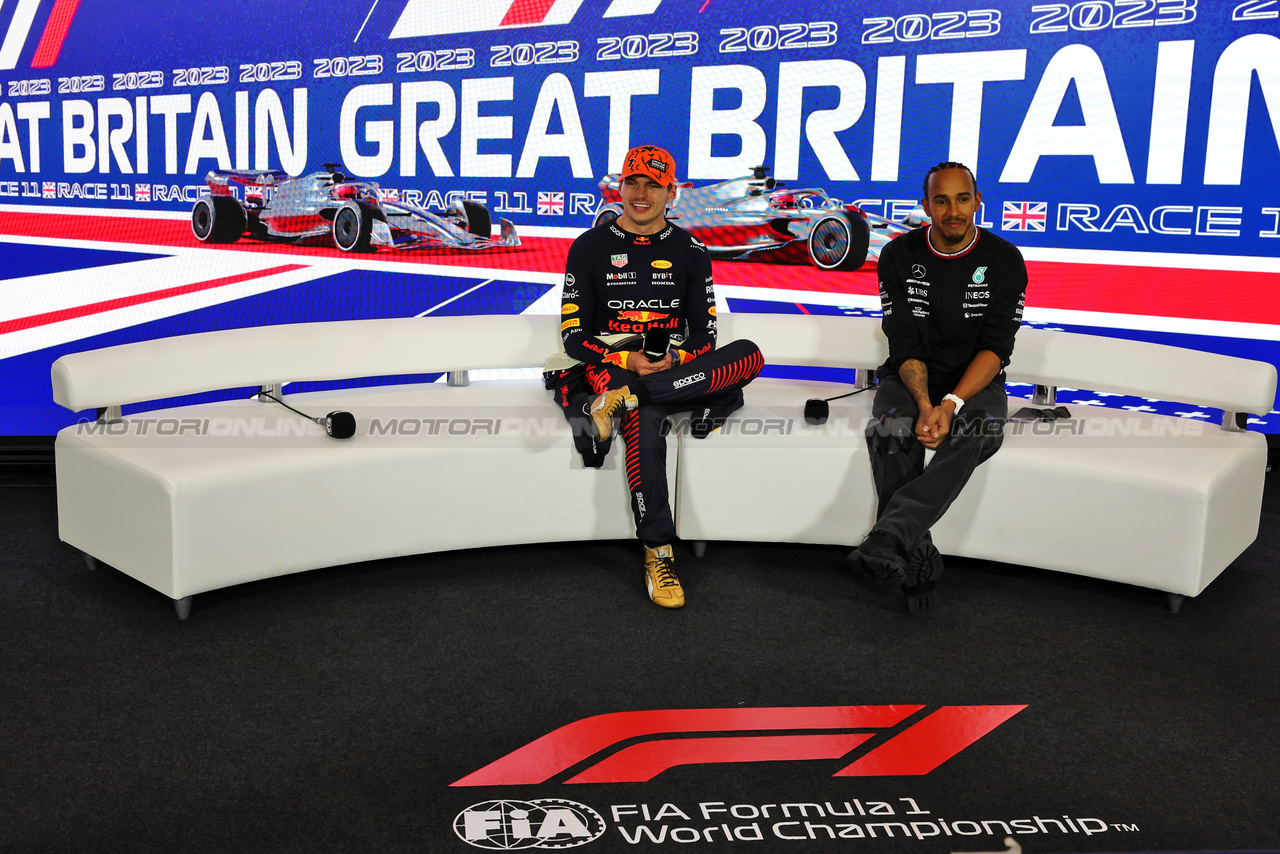 GP GRAN BRETAGNA, (L to R): Max Verstappen (NLD) Red Bull Racing e Lewis Hamilton (GBR) Mercedes AMG F1 in the post race FIA Press Conference.

09.07.2023. Formula 1 World Championship, Rd 11, British Grand Prix, Silverstone, England, Gara Day.

- www.xpbimages.com, EMail: requests@xpbimages.com © Copyright: Bearne / XPB Images