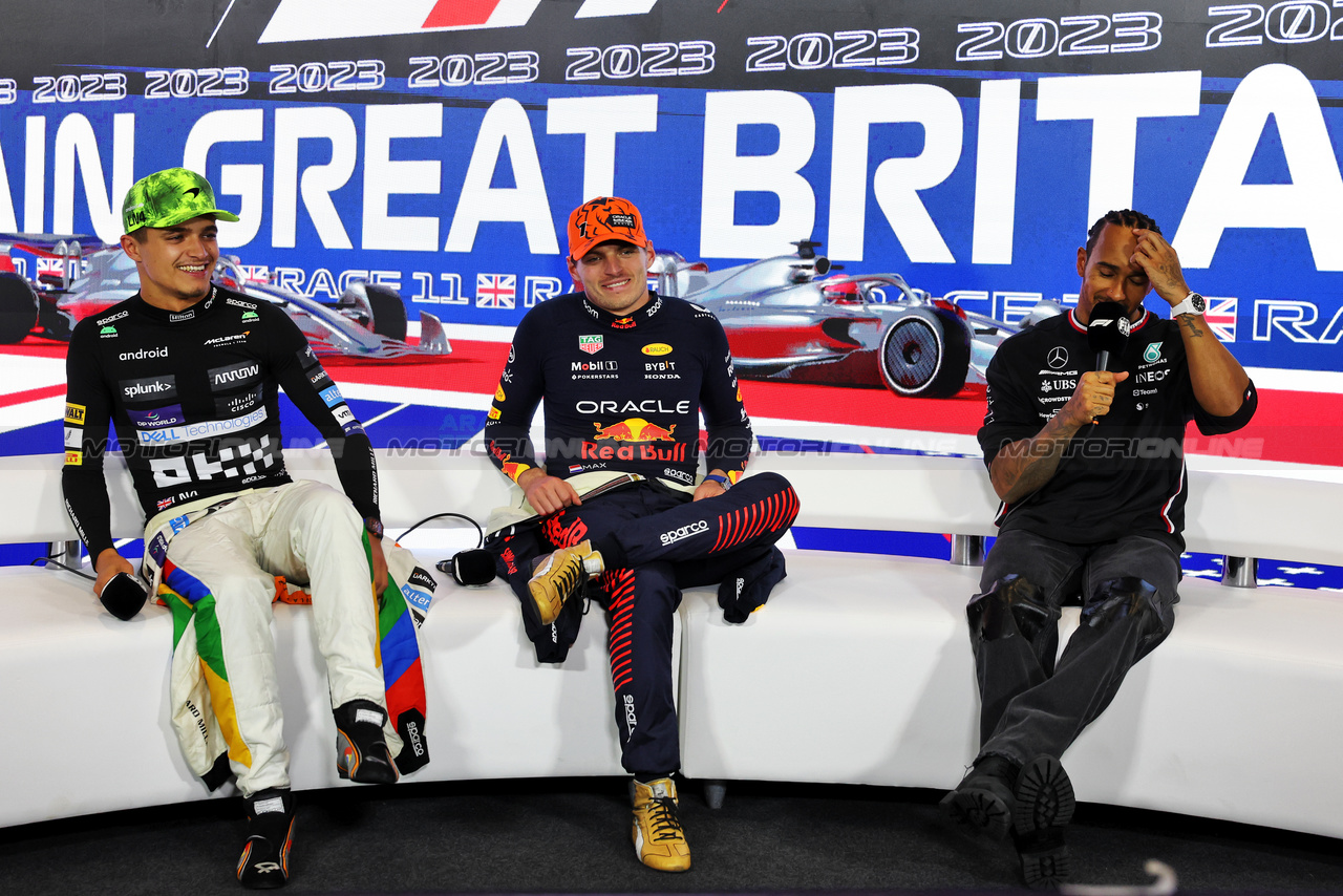 GP GRAN BRETAGNA, (L to R): Lando Norris (GBR) McLaren; Max Verstappen (NLD) Red Bull Racing; e Lewis Hamilton (GBR) Mercedes AMG F1, in the post race FIA Press Conference.

09.07.2023. Formula 1 World Championship, Rd 11, British Grand Prix, Silverstone, England, Gara Day.

- www.xpbimages.com, EMail: requests@xpbimages.com © Copyright: Bearne / XPB Images