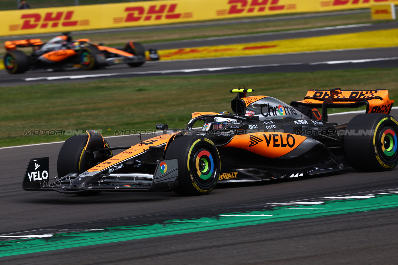 GP GRAN BRETAGNA, Lando Norris (GBR) McLaren MCL60.

09.07.2023. Formula 1 World Championship, Rd 11, British Grand Prix, Silverstone, England, Gara Day.

- www.xpbimages.com, EMail: requests@xpbimages.com © Copyright: Charniaux / XPB Images