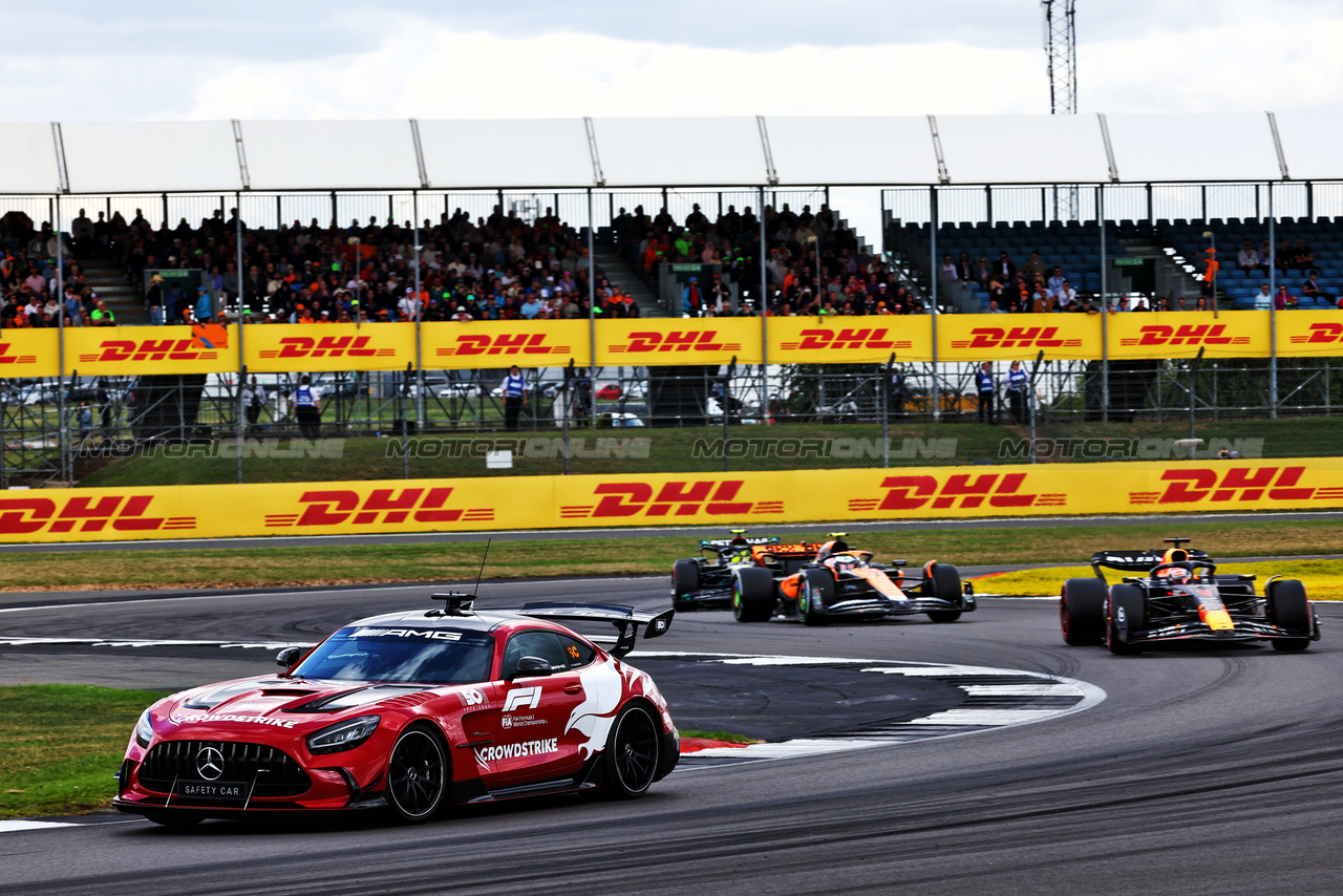 GP GRAN BRETAGNA, Max Verstappen (NLD) Red Bull Racing RB19 davanti a behind the Mercedes AMG FIA Safety Car.

09.07.2023. Formula 1 World Championship, Rd 11, British Grand Prix, Silverstone, England, Gara Day.

- www.xpbimages.com, EMail: requests@xpbimages.com © Copyright: Charniaux / XPB Images