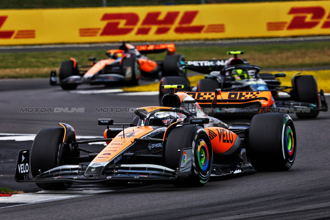 GP GRAN BRETAGNA, Lando Norris (GBR) McLaren MCL60.

09.07.2023. Formula 1 World Championship, Rd 11, British Grand Prix, Silverstone, England, Gara Day.

- www.xpbimages.com, EMail: requests@xpbimages.com © Copyright: Charniaux / XPB Images