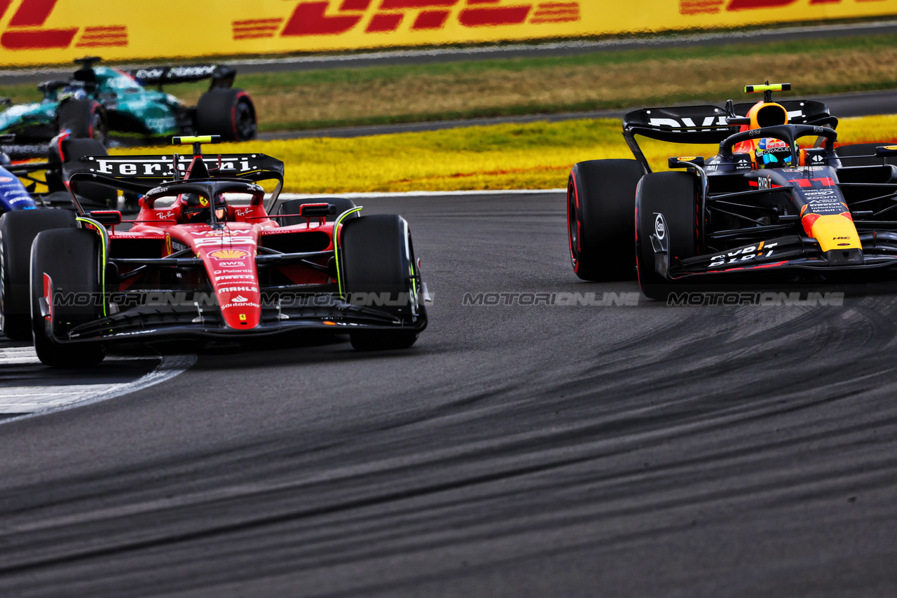 GP GRAN BRETAGNA, Carlos Sainz Jr (ESP) Ferrari SF-23 e Sergio Perez (MEX) Red Bull Racing RB19 battle for position.

09.07.2023. Formula 1 World Championship, Rd 11, British Grand Prix, Silverstone, England, Gara Day.

- www.xpbimages.com, EMail: requests@xpbimages.com © Copyright: Charniaux / XPB Images