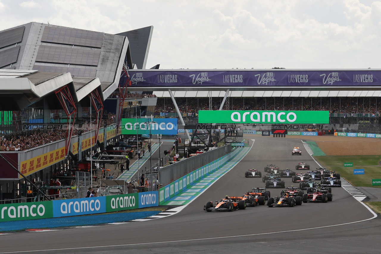 GP GRAN BRETAGNA, Lando Norris (GBR) McLaren MCL60 davanti a at the partenza of the race.

09.07.2023. Formula 1 World Championship, Rd 11, British Grand Prix, Silverstone, England, Gara Day.

- www.xpbimages.com, EMail: requests@xpbimages.com © Copyright: XPB Images