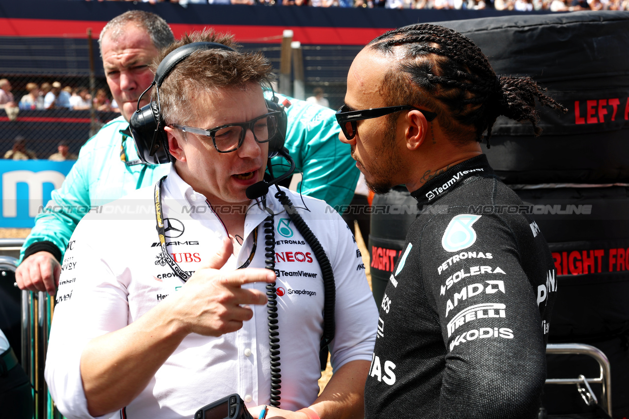 GP GRAN BRETAGNA, Lewis Hamilton (GBR) Mercedes AMG F1 on the grid with Peter Bonnington (GBR) Mercedes AMG F1 Gara Engineer.

09.07.2023. Formula 1 World Championship, Rd 11, British Grand Prix, Silverstone, England, Gara Day.

 - www.xpbimages.com, EMail: requests@xpbimages.com © Copyright: Coates / XPB Images