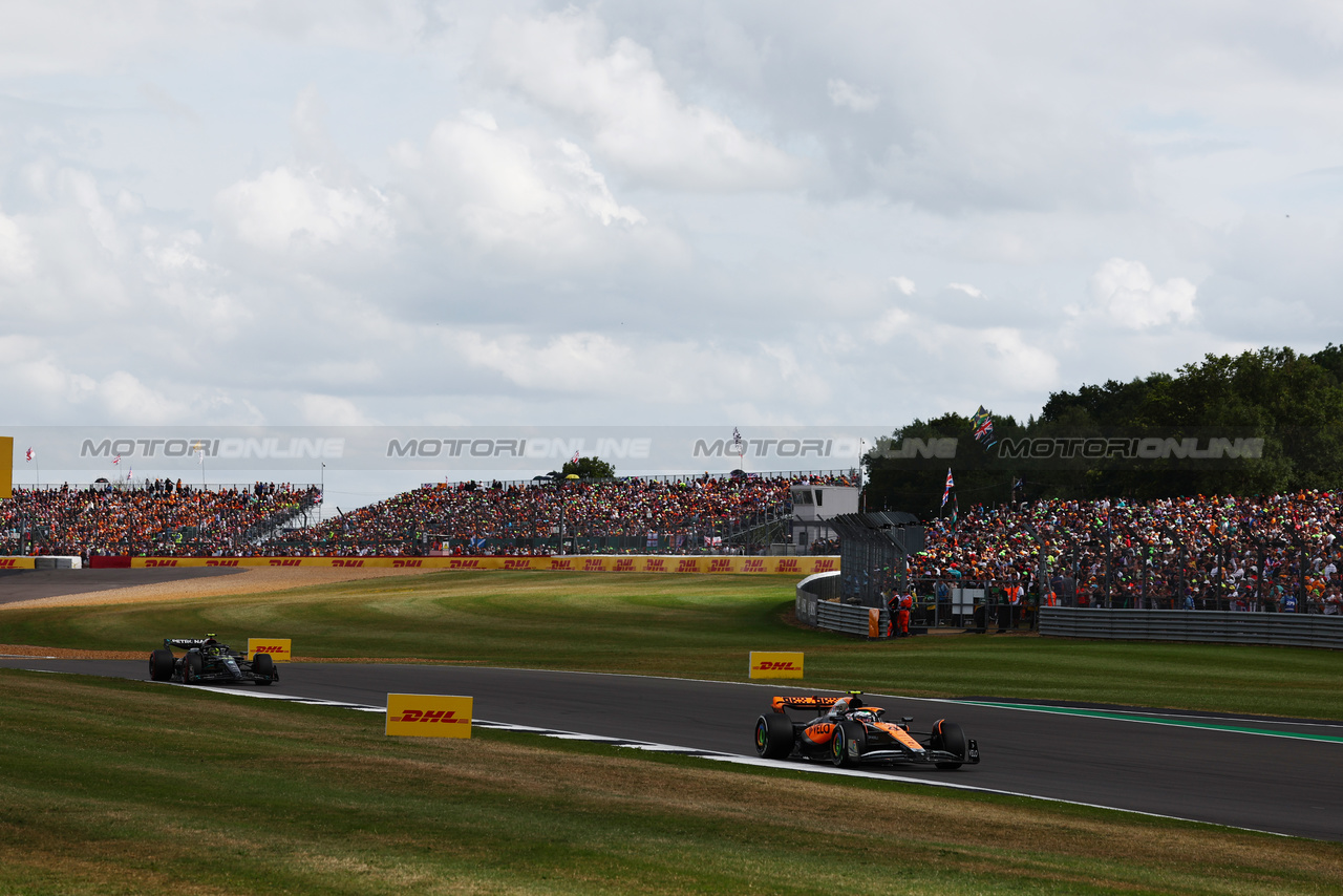 GP GRAN BRETAGNA, Lando Norris (GBR) McLaren MCL60.

09.07.2023. Formula 1 World Championship, Rd 11, British Grand Prix, Silverstone, England, Gara Day.

 - www.xpbimages.com, EMail: requests@xpbimages.com © Copyright: Coates / XPB Images