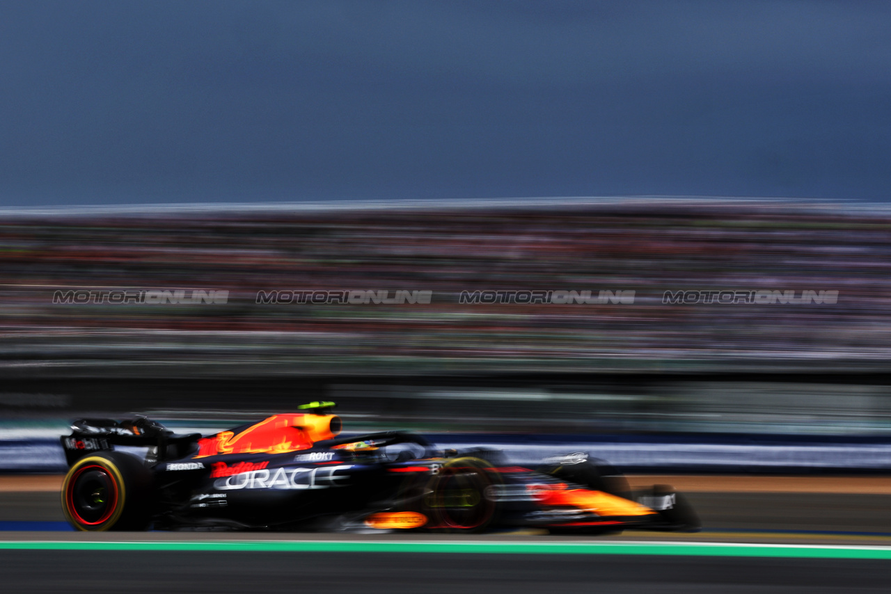 GP GRAN BRETAGNA, Sergio Perez (MEX) Red Bull Racing RB19.

09.07.2023. Formula 1 World Championship, Rd 11, British Grand Prix, Silverstone, England, Gara Day.

 - www.xpbimages.com, EMail: requests@xpbimages.com © Copyright: Coates / XPB Images
