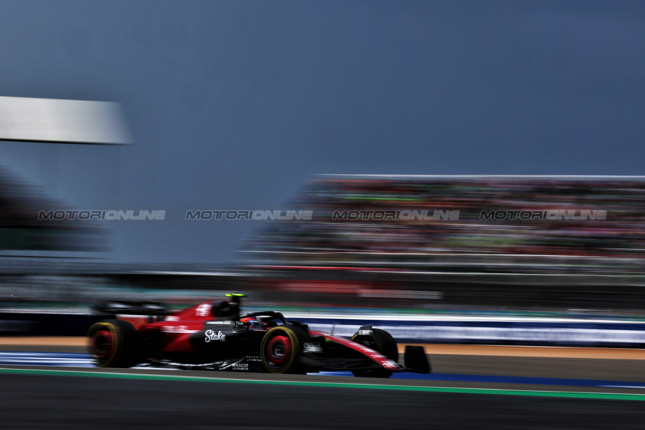 GP GRAN BRETAGNA, Zhou Guanyu (CHN) Alfa Romeo F1 Team C43.

09.07.2023. Formula 1 World Championship, Rd 11, British Grand Prix, Silverstone, England, Gara Day.

 - www.xpbimages.com, EMail: requests@xpbimages.com © Copyright: Coates / XPB Images