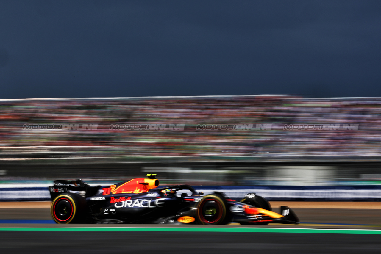 GP GRAN BRETAGNA, Sergio Perez (MEX) Red Bull Racing RB19.

09.07.2023. Formula 1 World Championship, Rd 11, British Grand Prix, Silverstone, England, Gara Day.

 - www.xpbimages.com, EMail: requests@xpbimages.com © Copyright: Coates / XPB Images