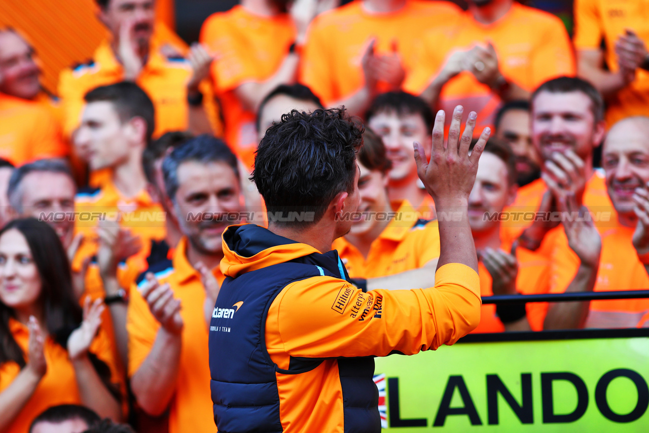 GP GRAN BRETAGNA, Lando Norris (GBR) McLaren celebrates his second position with the team.

09.07.2023. Formula 1 World Championship, Rd 11, British Grand Prix, Silverstone, England, Gara Day.

- www.xpbimages.com, EMail: requests@xpbimages.com © Copyright: Staley / XPB Images