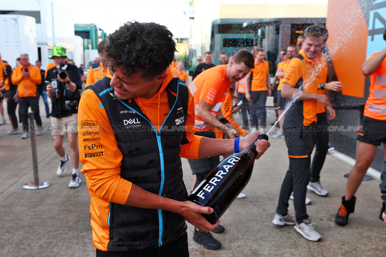 GP GRAN BRETAGNA, Lando Norris (GBR) McLaren celebrates his second position with the team.

09.07.2023. Formula 1 World Championship, Rd 11, British Grand Prix, Silverstone, England, Gara Day.

 - www.xpbimages.com, EMail: requests@xpbimages.com © Copyright: Coates / XPB Images