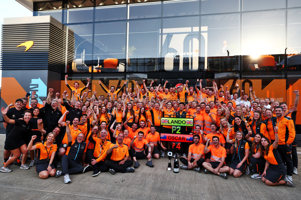 GP GRAN BRETAGNA, McLaren celebrate second e fourth position for Lando Norris (GBR) e Oscar Piastri (AUS).

09.07.2023. Formula 1 World Championship, Rd 11, British Grand Prix, Silverstone, England, Gara Day.

 - www.xpbimages.com, EMail: requests@xpbimages.com © Copyright: Coates / XPB Images