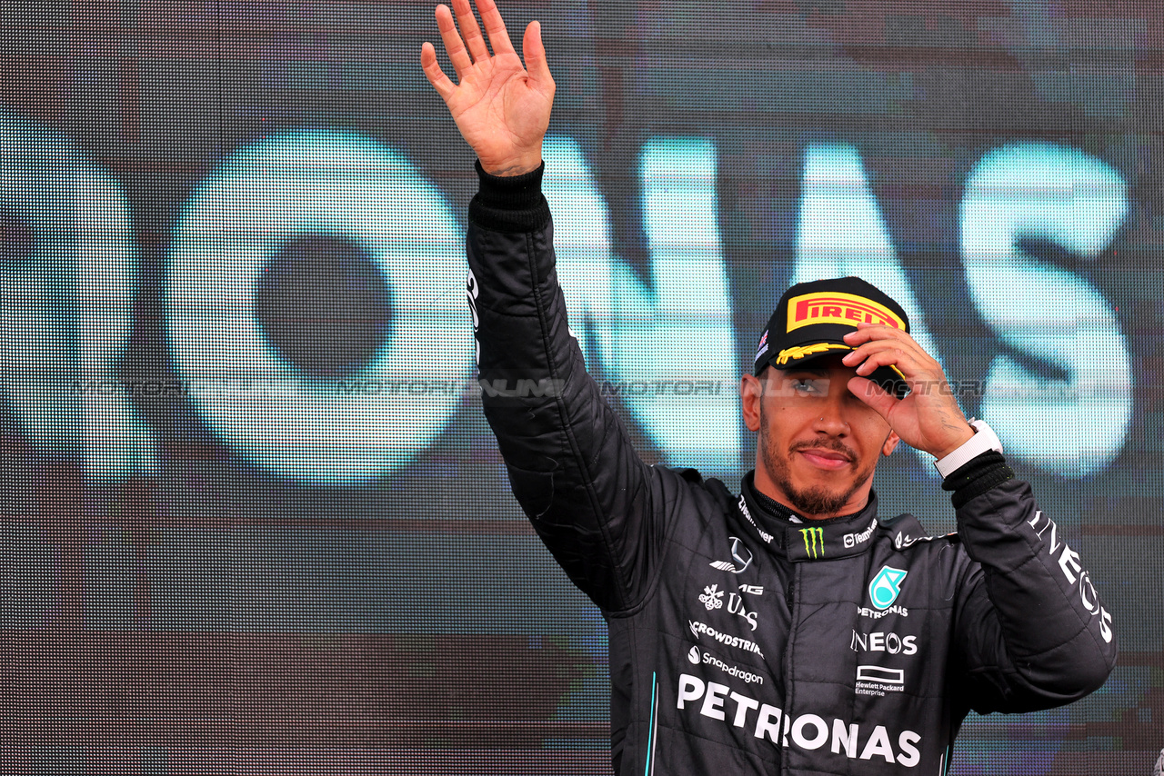 GP GRAN BRETAGNA, Lewis Hamilton (GBR) Mercedes AMG F1 celebrates his third position on the podium.

09.07.2023. Formula 1 World Championship, Rd 11, British Grand Prix, Silverstone, England, Gara Day.

 - www.xpbimages.com, EMail: requests@xpbimages.com © Copyright: Rew / XPB Images