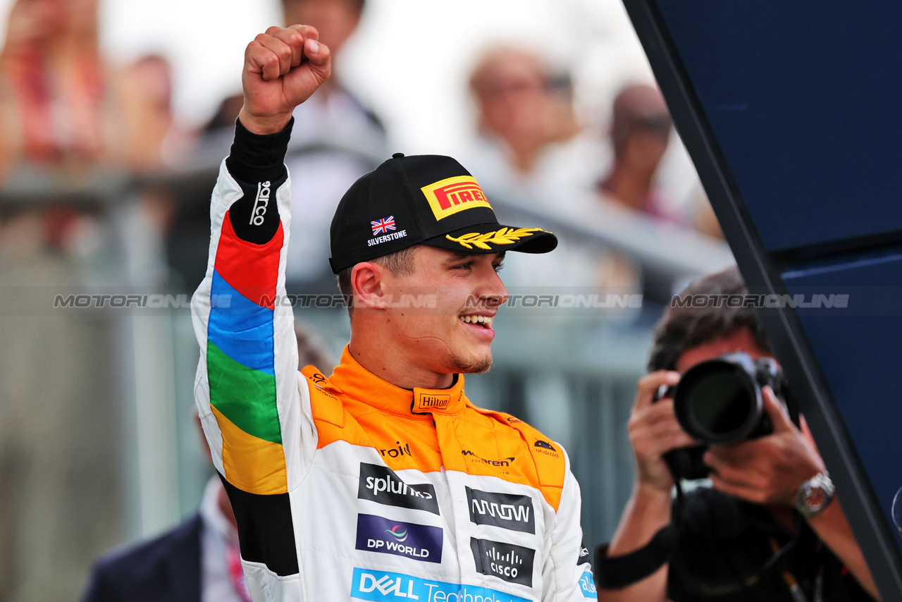 GP GRAN BRETAGNA, Lando Norris (GBR) McLaren celebrates his second position on the podium.

09.07.2023. Formula 1 World Championship, Rd 11, British Grand Prix, Silverstone, England, Gara Day.

 - www.xpbimages.com, EMail: requests@xpbimages.com © Copyright: Rew / XPB Images