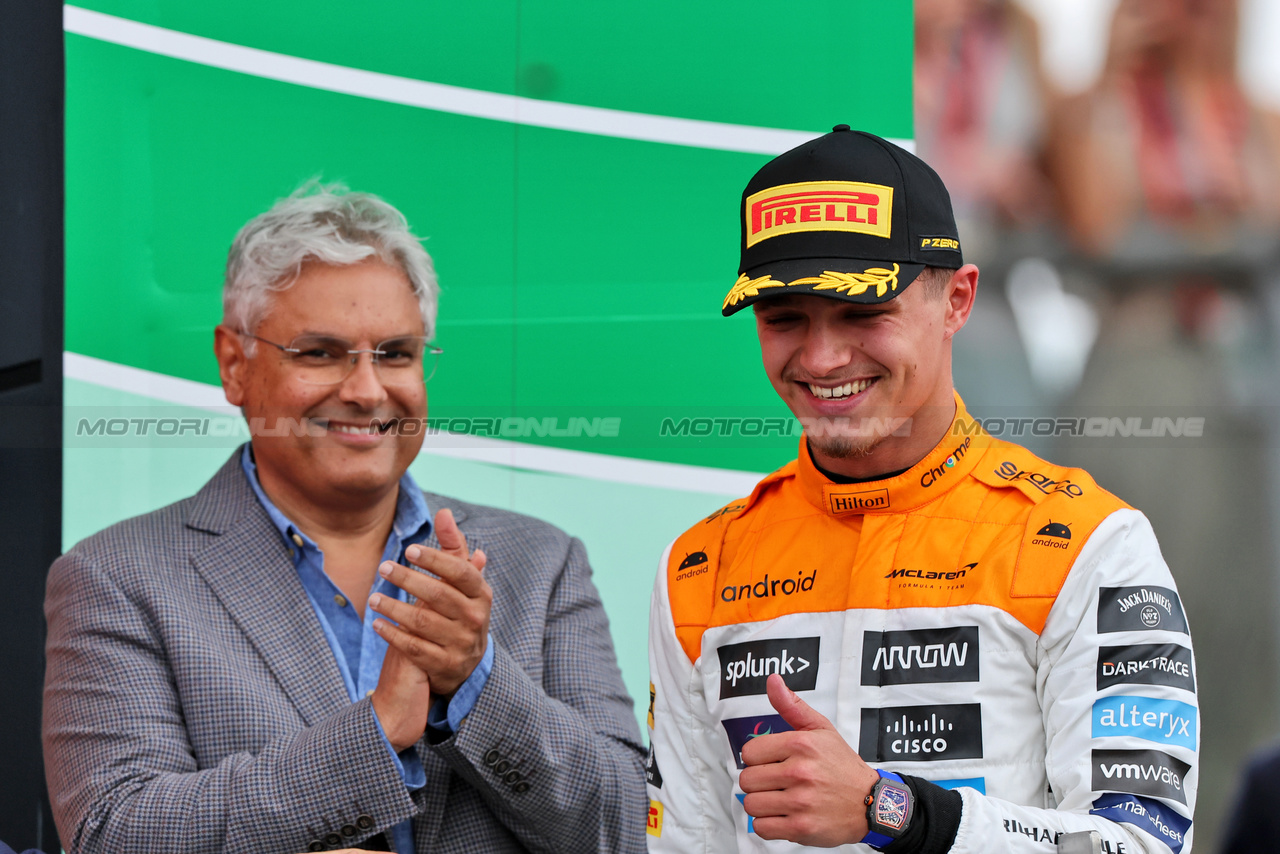 GP GRAN BRETAGNA, Lando Norris (GBR) McLaren celebrates his second position on the podium.

09.07.2023. Formula 1 World Championship, Rd 11, British Grand Prix, Silverstone, England, Gara Day.

 - www.xpbimages.com, EMail: requests@xpbimages.com © Copyright: Rew / XPB Images