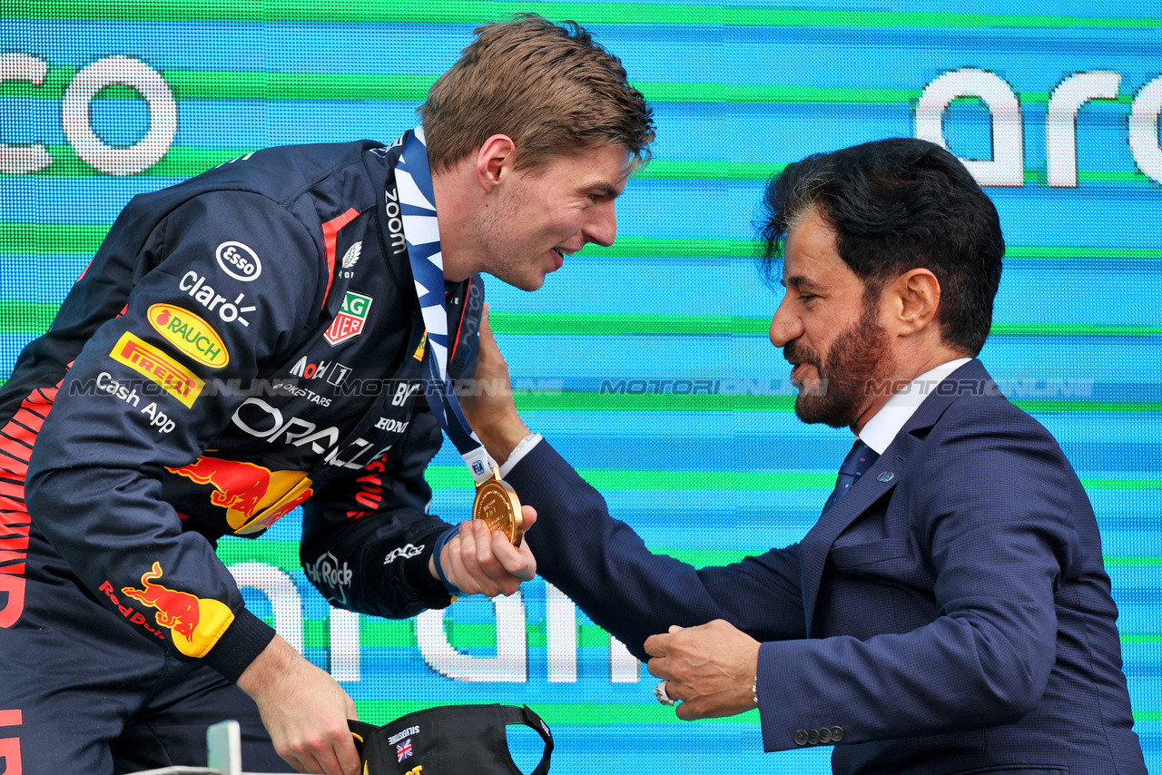 GP GRAN BRETAGNA, Gara winner Max Verstappen (NLD) Red Bull Racing on the podium with Mohammed Bin Sulayem (UAE) FIA President.

09.07.2023. Formula 1 World Championship, Rd 11, British Grand Prix, Silverstone, England, Gara Day.

 - www.xpbimages.com, EMail: requests@xpbimages.com © Copyright: Rew / XPB Images