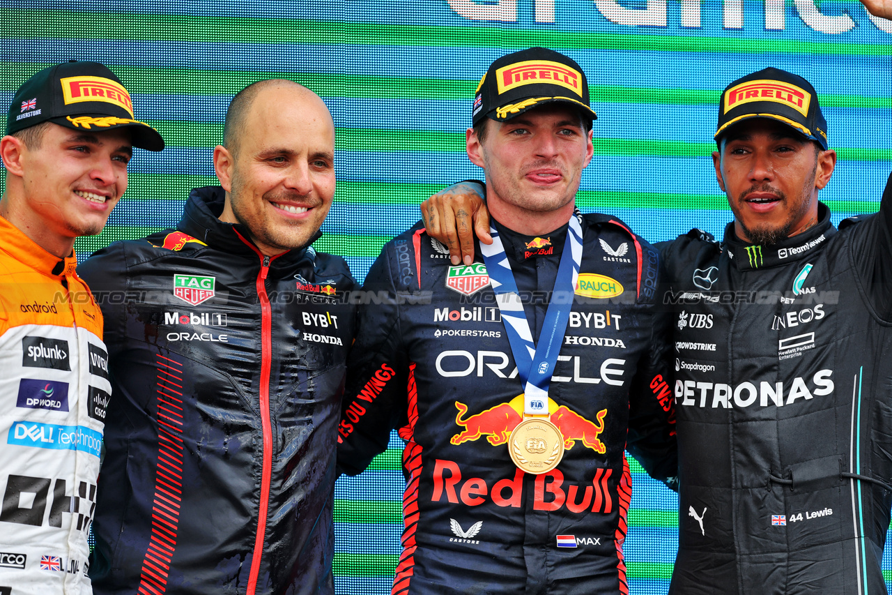 GP GRAN BRETAGNA, The podium (L to R): Lando Norris (GBR) McLaren, second; Gianpiero Lambiase (ITA) Red Bull Racing Engineer; Max Verstappen (NLD) Red Bull Racing, vincitore; Lewis Hamilton (GBR) Mercedes AMG F1, third.

09.07.2023. Formula 1 World Championship, Rd 11, British Grand Prix, Silverstone, England, Gara Day.

 - www.xpbimages.com, EMail: requests@xpbimages.com © Copyright: Rew / XPB Images