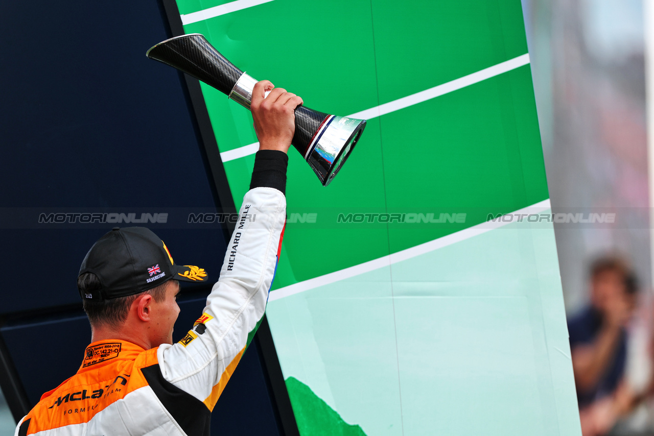 GP GRAN BRETAGNA, Lando Norris (GBR) McLaren celebrates his second position on the podium.

09.07.2023. Formula 1 World Championship, Rd 11, British Grand Prix, Silverstone, England, Gara Day.

 - www.xpbimages.com, EMail: requests@xpbimages.com © Copyright: Rew / XPB Images