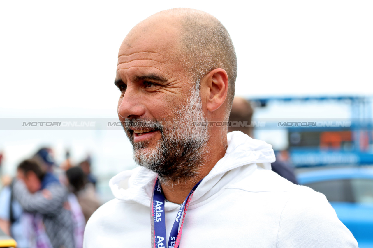 GP GRAN BRETAGNA, Pep Guardiola (ESP) Manchester City Football Manager.

09.07.2023. Formula 1 World Championship, Rd 11, British Grand Prix, Silverstone, England, Gara Day.

 - www.xpbimages.com, EMail: requests@xpbimages.com © Copyright: Rew / XPB Images