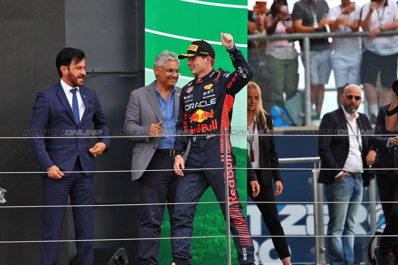 GP GRAN BRETAGNA, Gara winner Max Verstappen (NLD) Red Bull Racing celebrates on the podium.

09.07.2023. Formula 1 World Championship, Rd 11, British Grand Prix, Silverstone, England, Gara Day.

 - www.xpbimages.com, EMail: requests@xpbimages.com © Copyright: Coates / XPB Images