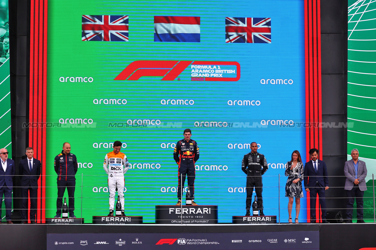 GP GRAN BRETAGNA, The podium (L to R): Gianpiero Lambiase (ITA) Red Bull Racing Engineer; Lando Norris (GBR) McLaren, second; Max Verstappen (NLD) Red Bull Racing, vincitore; Lewis Hamilton (GBR) Mercedes AMG F1, third.

09.07.2023. Formula 1 World Championship, Rd 11, British Grand Prix, Silverstone, England, Gara Day.

 - www.xpbimages.com, EMail: requests@xpbimages.com © Copyright: Coates / XPB Images