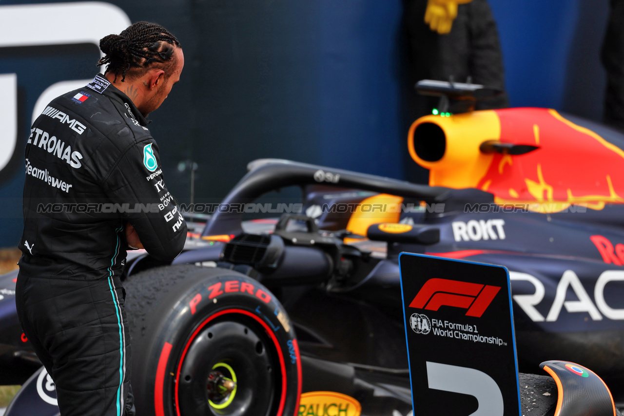 GP GRAN BRETAGNA, Lewis Hamilton (GBR) Mercedes AMG F1 W14 looks at the Red Bull Racing RB19 in parc ferme.

09.07.2023. Formula 1 World Championship, Rd 11, British Grand Prix, Silverstone, England, Gara Day.

 - www.xpbimages.com, EMail: requests@xpbimages.com © Copyright: Coates / XPB Images